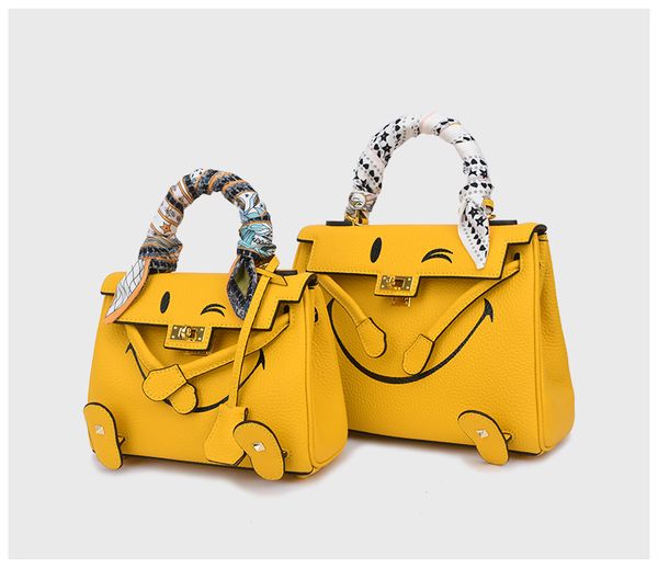 

new 2021 smoof smiley face bag - это пользовательская сумочка для ручной работы с коровьей и рисунком lychee, Black;red