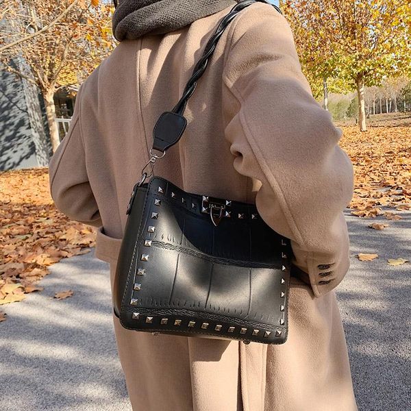 

зимняя новая маленькая сумка 2020 новая модная мода ретро одно плечо ведро ведро дикий простой женский посланник