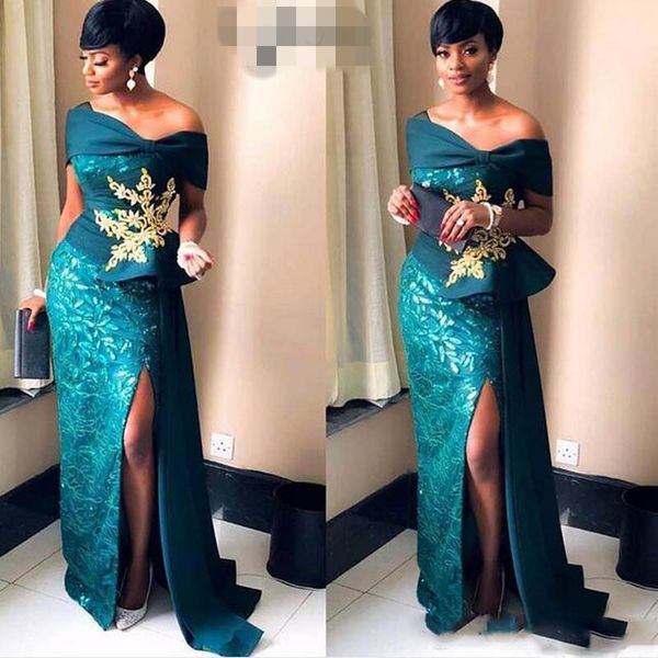 2020 Nigeria Wunderschöne Abendkleider im Meerjungfrau-Stil, schulterfrei, Spitze, sexy High-Split-Abschlussballkleider, formelle Kleider mit goldenen Applikationen