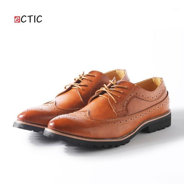 

2020 new arrival vintage leather men dress shoes business formal brogue pointed toe carved oxfords wedding shoes black red brown1