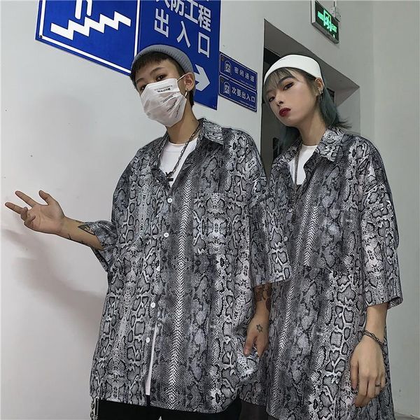 

негабаритные мужчины женщины винтажные змеиные печать рубашка кнопка рубашки большие плюс размер улицы длинные свободные с коротким рукавом, White;black