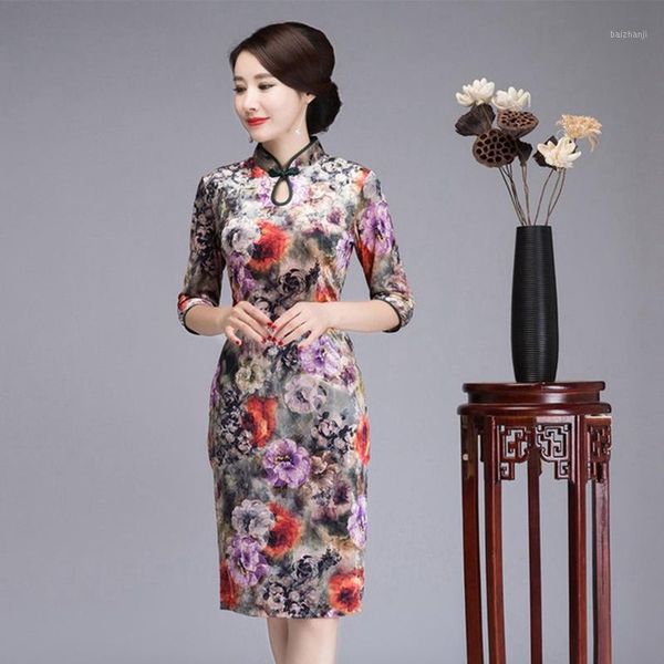 

chinese traditional style plus size xl mother wear banquet cheongsam new seven-point sleeve long carved velvet short cheongsam1, Red