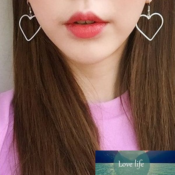

e096 new arrival hollow love heart hoop earrings for girls and women korean style gold color peach heart loop earrings selling, Golden;silver
