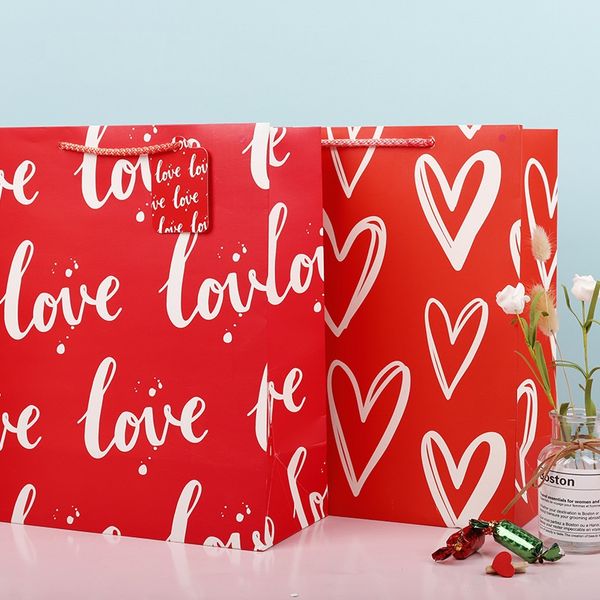 Sevgililer günü aşk hediye çantası kırmızı kalp baskılı alışveriş hediye paketleme çantası beyaz kraft kağıt küçük büyük mevcut sarma çanta
