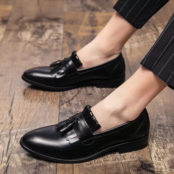 Grã-Bretanha Designer de Luxo Homens Homossos Borla Homecoming Sapatos de Casamento Oxfords Flats Casual Loafer Dress Sapatos Tenis Masculino