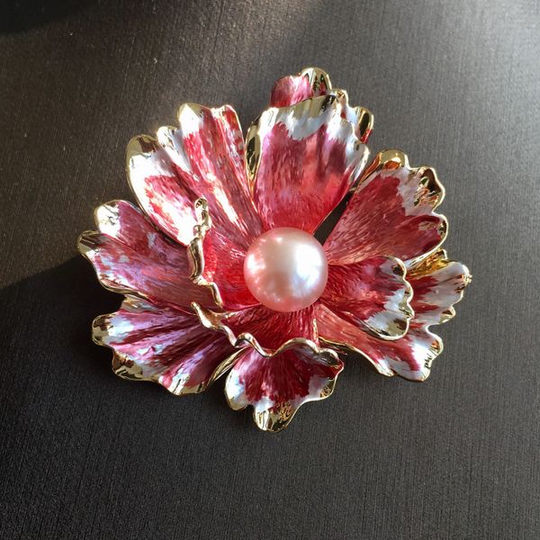 

2021 new luxury flower brooches women vintage natural glossy pearl brooch pins jewelry for female wedding scarf accessories ogts, White;black