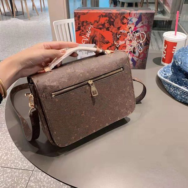 

19 years in the large capacity lady handbags really old pattern printing aslant crust from the postman single shoulder the designer handbags