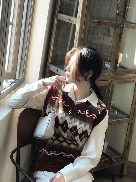 

2021 new retro western style wild loose winter sweater outer wear diamond plaid vest knit women's1, Black;white