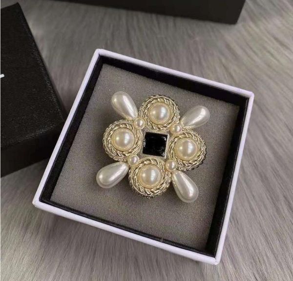 

luxury jewelry rhinestone brooch 2022 european and american fashion simple pin female, Gray