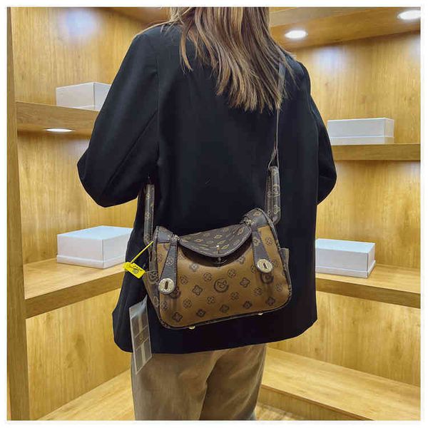 

2022 factory wholesale net red spring fashion small women's versatile one shoulder pillow ins foreign style texture messenger bag