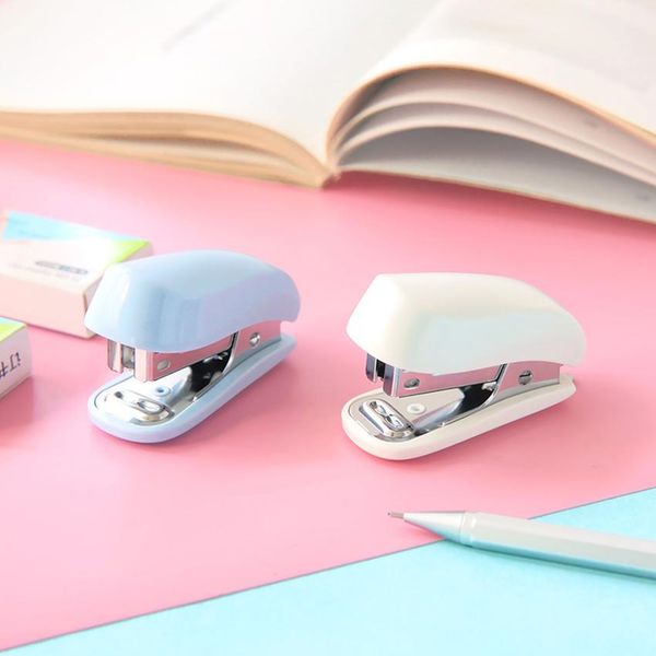 

1 set mini stapler с 1000 стандартными скобами 12 листа, построенная в основном для удаления бумаги для удаления бумаги для домашнего офиса