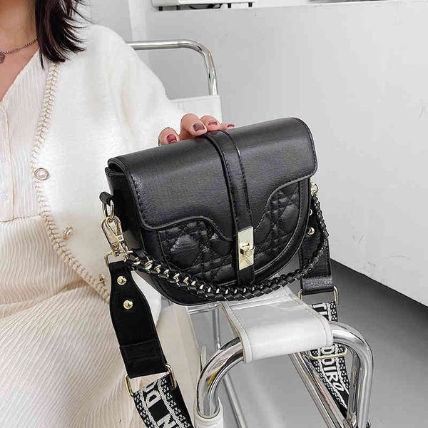 

2022 factory wholesale new messenger winter lingge embroidered small school black and white solid color hand women's broadband shoulder