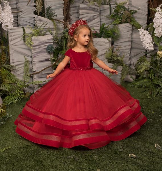 2022 Dark Vermelho Bonito Princesa Girls Pageant Vestidos Crystal Grânulos Pescoço Mangas Curtas Tule Tiered Chão Comprimento Kids Wedding Flor Meninas Vestido Plus Size com Bow