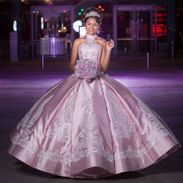 Alto pescoço Quinceanera Vestidos Pink Cetim Marfim Bordado Beads Abra Back Bandage Ball Vestido Princesa Prom Formatura Vestido Doce 16 Vestido