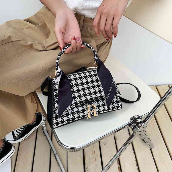 

2022 factory wholesale new pop bbao high-grade checkered handbag new fashion autumn and winter high-capacity women's versatile diagonal