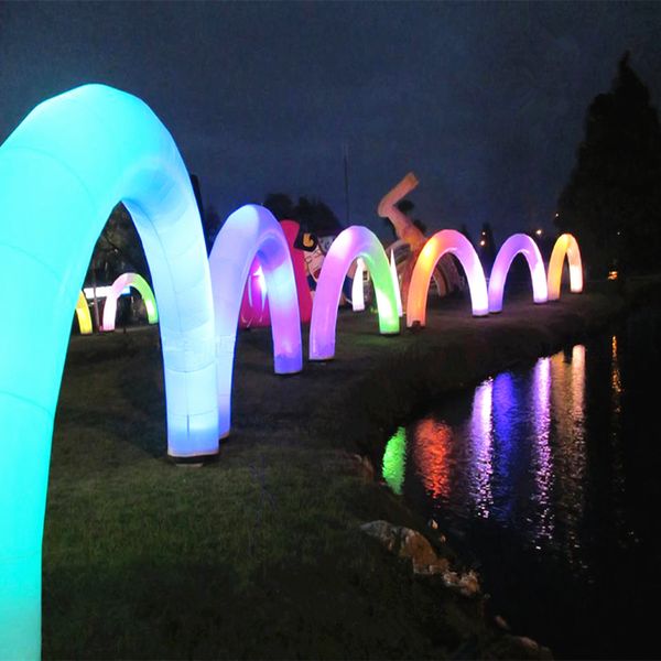 Arco gonfiabile dell'arcobaleno di illuminazione all'aperto 6m/8m/10m che annuncia l'arco bianco della porta ad arco soffiata aria LED per il festival di musica ed il partito di concerto