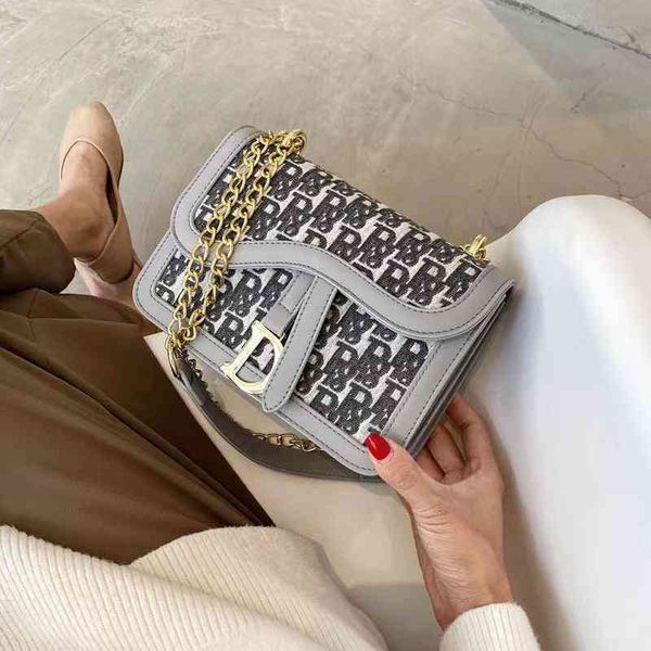 

2022 latest models handbag wholesale niche design women's autumn and winter trend fashion one shoulder chain small square