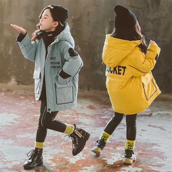 Cappotto delle ragazze di inverno del cappotto delle ragazze di modo per le ragazze adolescenti Parka con cappuccio caldo cotone spesso imbottito cappotto lungo abbigliamento per bambini LJ201017