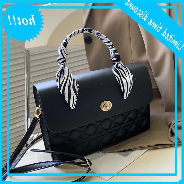 

french texture hand-held women's 2021 new fashion lingge small square net red one shoulder messenger bag