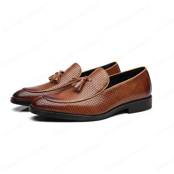 Homens de couro formal apontou tassel sapatos de couro de luxo slip italiano em calçados masculinos frescos primavera sapatos de Oxford para homens