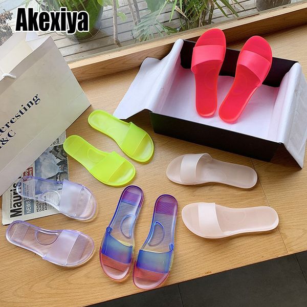 2021 Mulheres Jelly Chinelos de Verão Doces Verão Cores Transparentes Slides Casuais Feminino Deslizamento de Moda Na Praia Flat Indoor Shoes Exterior J1205