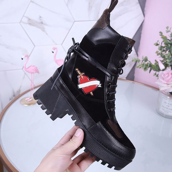 

2021 desiner new women flamingos love arrow martin deserts classical boots fahsion winter boots leather 5cm heel medal heavy with boxes, Black