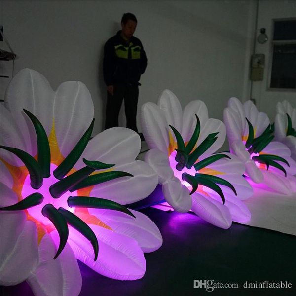 Catena di fiori gonfiabili bianchi con striscia LED e ventilatore per la decorazione della fase di eventi di feste di matrimonio o musica