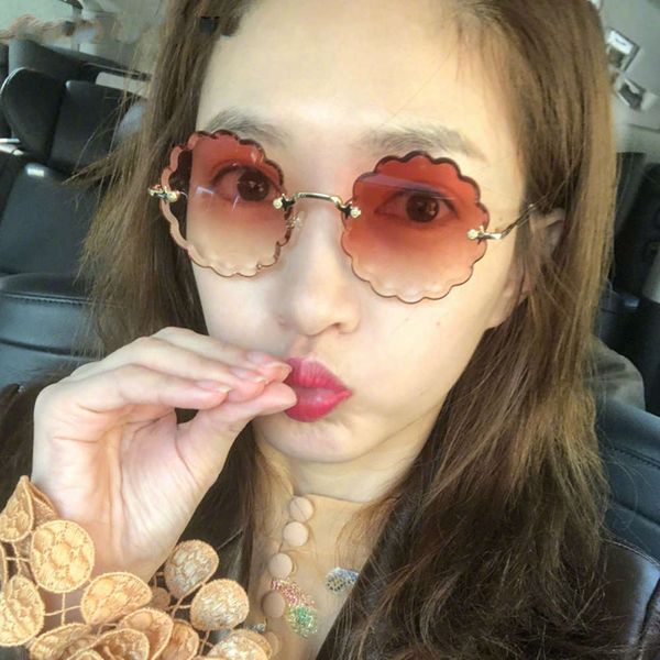 

it still takes character concave sunglasses women show a zhao small face, White;black
