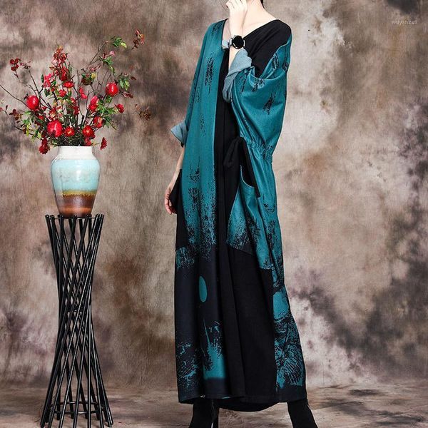 

autumn the new large size women's retro printing splicing v-neck dress loose bat sleeve robe1, Black;gray