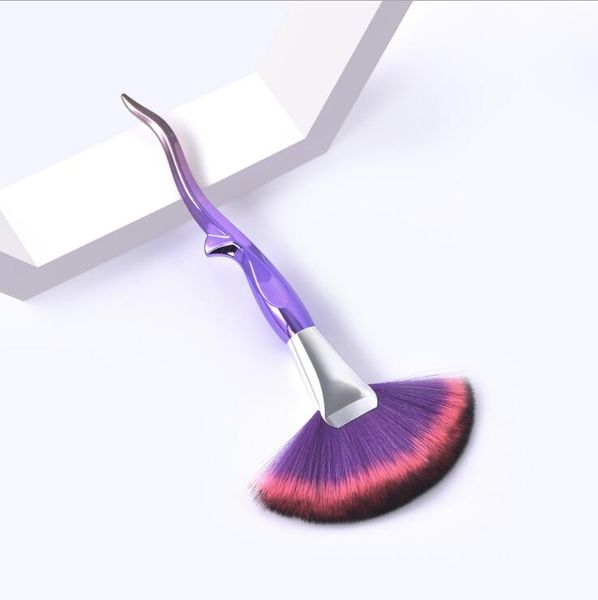 

single large fan-shaped brush highlighter and brightening makeup tool brush