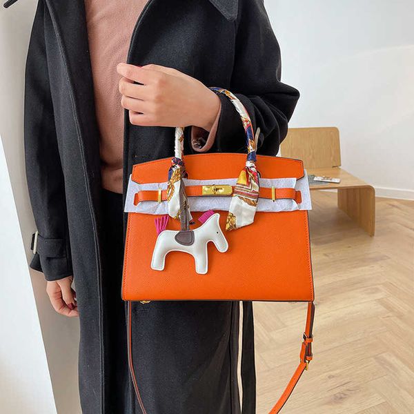 

luxury bag handbag popular women's hand autumn and winter new fashion temperament single shoulder messenger women's simple texture