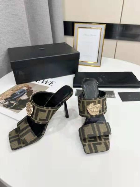 

womens designer sandals summer luxury slippers ringer chain black white apricot color leather sandals outdoor beach seaside home flat women