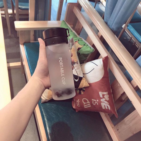 

пластиковые бутылки с водой 600/800 мл пластиковый стаканчик путешествия портативный кемпинг кубок творческая матовая спортивная бутылка с ч