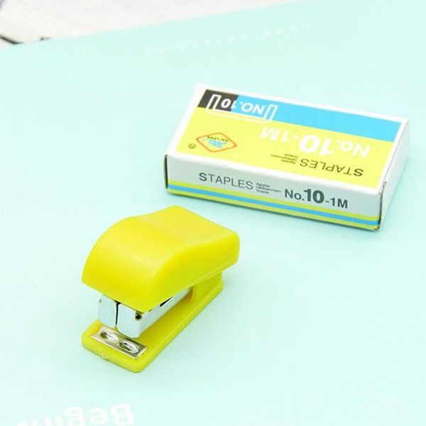 

1 шт. mini stapler набор 1 портативный малый подарок степлер детские студенты студенты симпатичные канцтовары канцелярские товары случайные