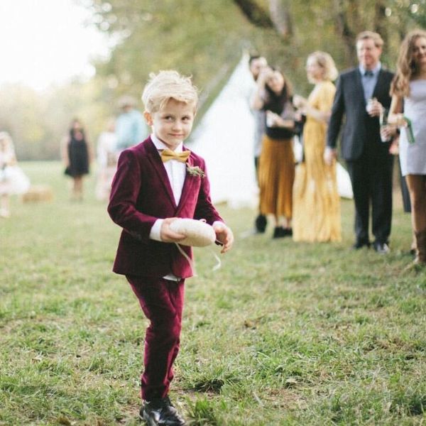 Borgonha Veludo Anel Bearer Boy Formal Wear TuxeDos Dois Botão Crianças roupas para festa de casamento Crianças (jaqueta + calças + arco) Lapela de pico