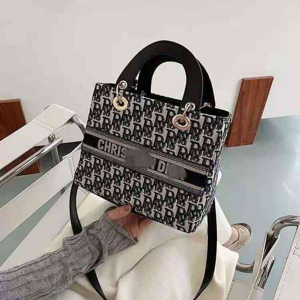 

2022 latest luggage factory wholesale satchel version solid color chain simple small square single shoulder female