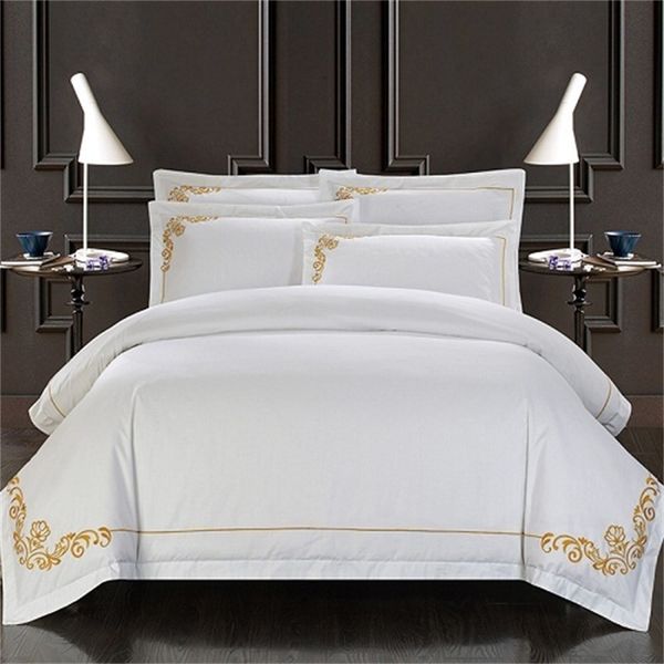 Set copripiumino ricamato chic 4/6 pezzi Set biancheria da letto per hotel bianco King Queen Size Luxury Soft Bedding Bed Sheet Pillow shams T200706