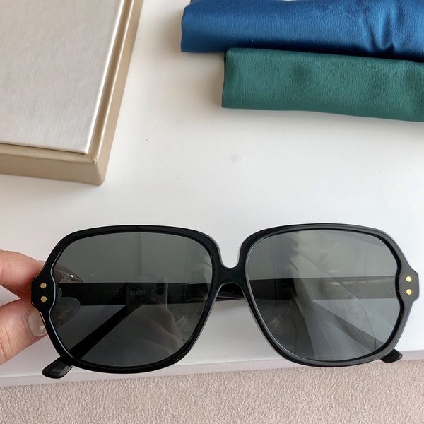 

2021 new fashionable square face display small sunglasses anti-radiation temperament simple and generous size 61*12*145cm0706