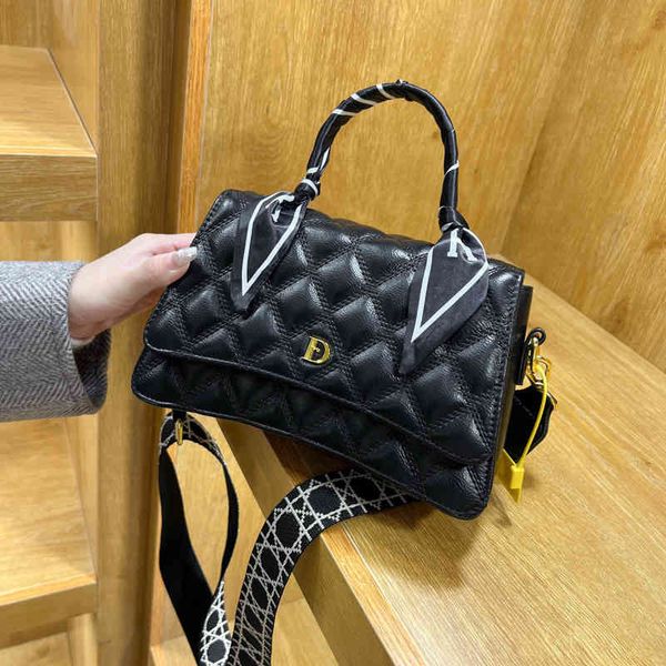 

2022 factory wholesale bag autumn and winter new women's hand single shoulder bag rhombic grid embossed solid color messenger silk scar