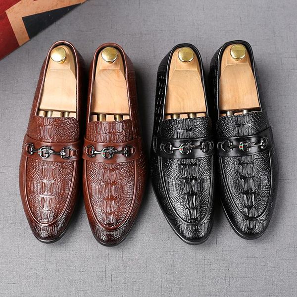 Estilo de luxo estilo de crocodilo de crocodilo homens sapatos de baile de promoção confortável cavalo marrom preto casamento apontado homens toe flats loafers calçados