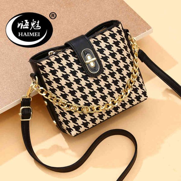 

2022 factory wholesale small bags are popular this year. women's autumn and winter new fashion chain messenger bag contrast color bucke