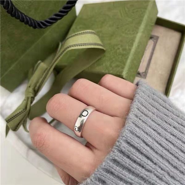 

Fashion Designer Ring Sier Letter Graffiti Temperament Classic Personality Full Couple Gift Women's Party Engagement Jewelry Box