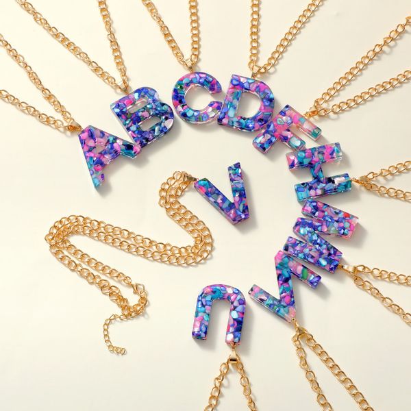 Персонализированные буквица Подвеска ожерелье женщин 26 Alphabet красочное ожерелье камень смолы кулон подарка ювелирных изделий способа