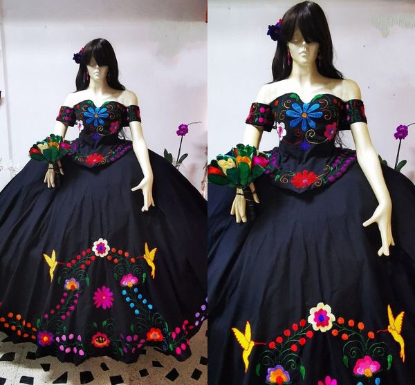 2022 Schwarze Mexiko-Charro-Quinceanera-Kleider, schulterfrei bestickt, mit kurzen Ärmeln, Satin, formelles Sweet-16-Kleid, Ballkleid