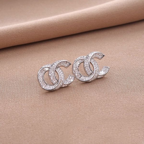 Tatlı 18 K Altın Kaplama Lüks Marka Tasarımcıları Mektuplar Saplama Klip Zincir Geometrik Ünlü Kadınlar 925 Gümüş Kristal Yapay Elmas Küpe Düğün Parti Jewerlry 2 Renkler
