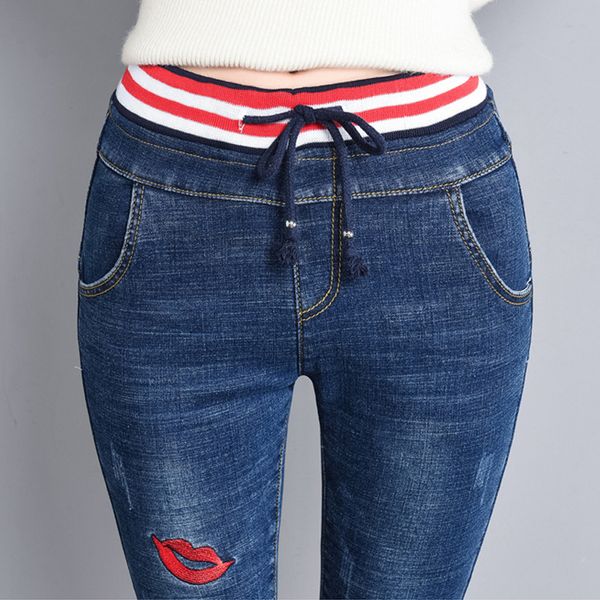 Novos Lip Denim Calças rasgadas Furo Elástica Senhoras Skinny Lápis PantsemBroidy Lips Letra Calças de calça jeans para mulheres Inverno 210203