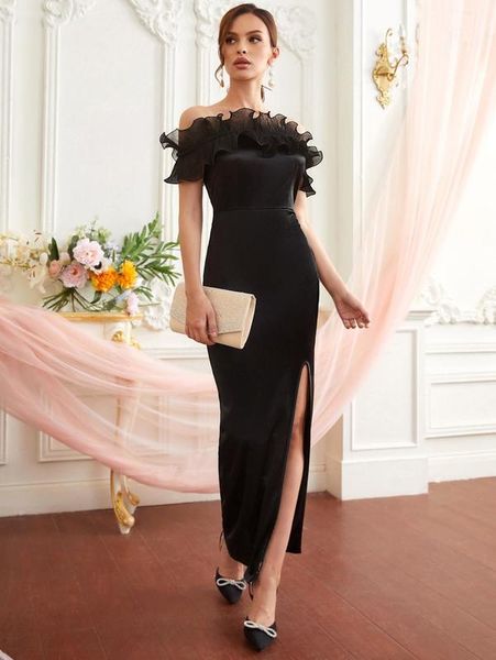 Bardot-Kleid mit geschlitztem Oberschenkel und Rüschendetail SIE