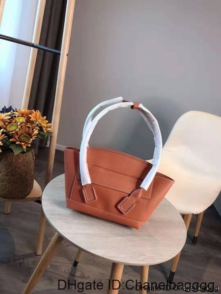 

designer designs lady's bow and crossbow catfish wing-wrapped handbag shoulder bar, size 23*34-21 cm