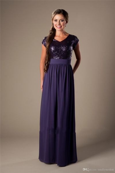 Abiti da damigella d'onore lunghi in chiffon con paillettes viola Modest Cap Sleeve Scollo a V Semplice A-line Beach Abiti da cerimonia per matrimoni formali rustici Lunghezza del pavimento