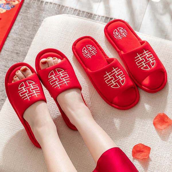 Pantofole per coppie da casa per matrimoni in stile cinese Pantofole da donna in cotone con ricamo rosso fortunato Scarpe piatte da donna per amanti dell'interno